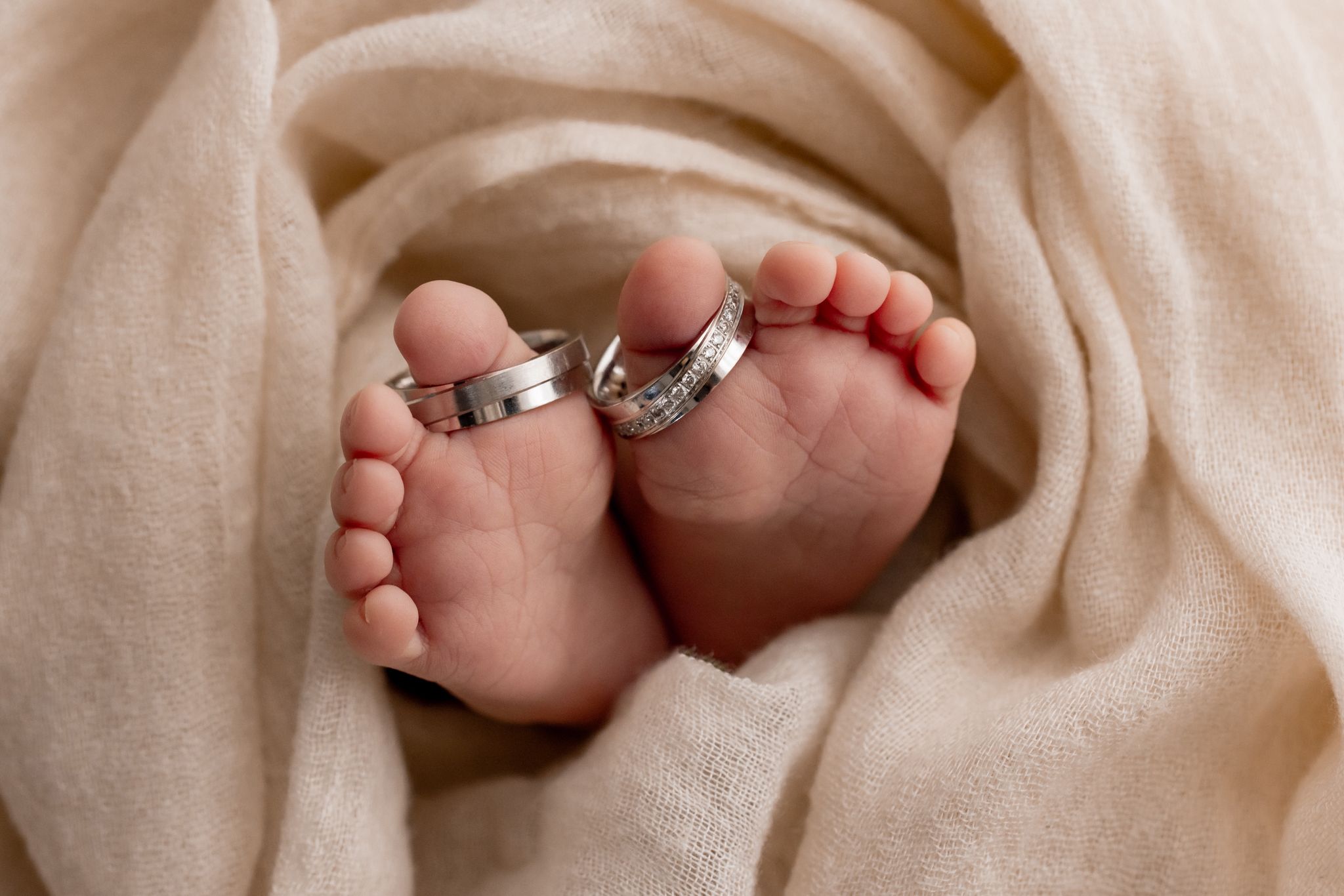 Pies de bebé con anillos de boda